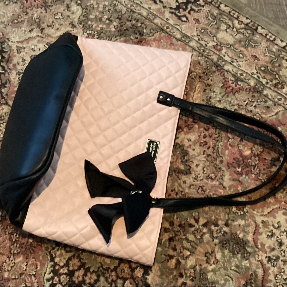 Betsey Johnson Tote Bag black and Pink, inside pockets and zipper. - Picture 7 of 10